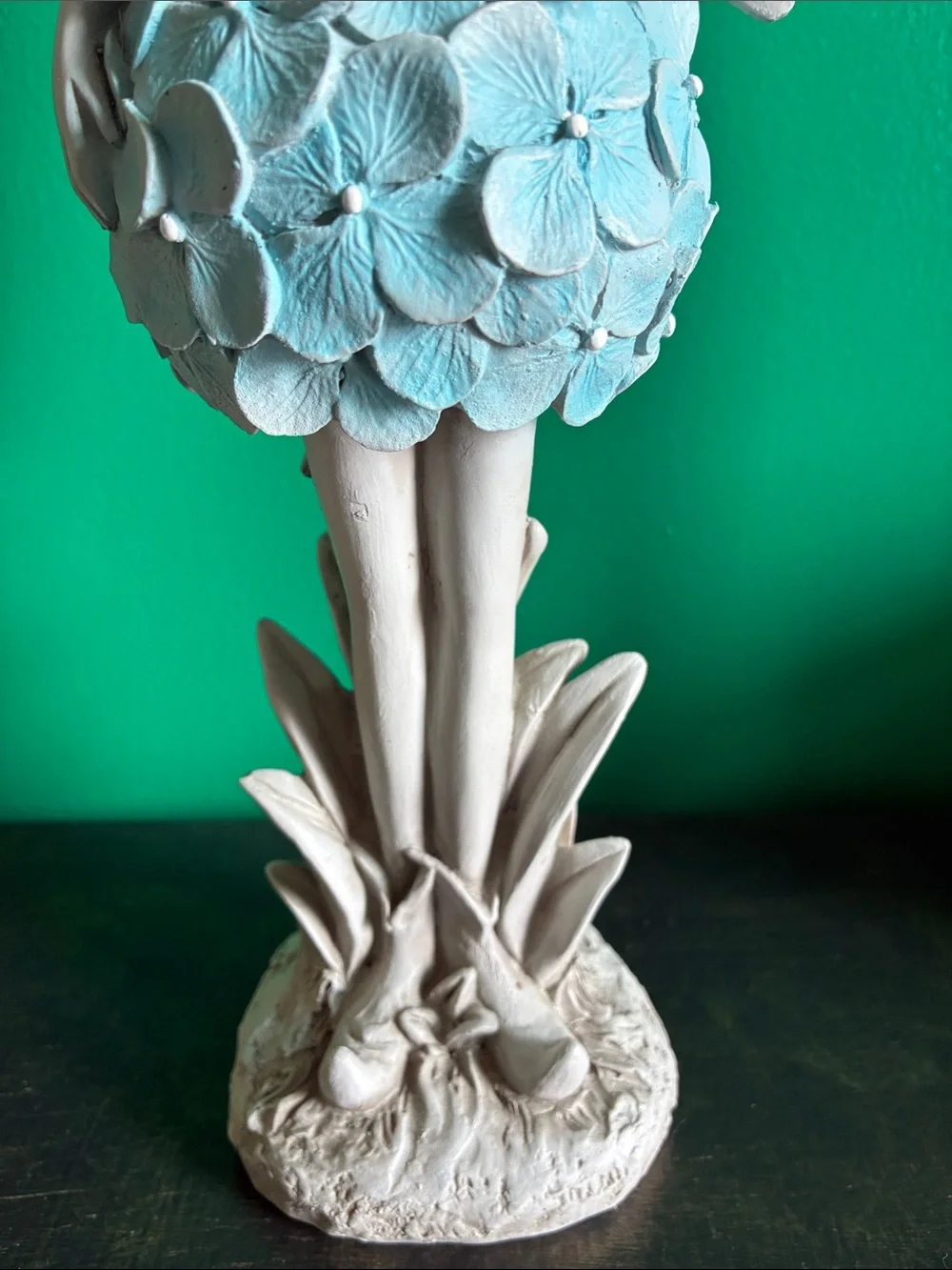 NWT Resin garden fairy statue with blue hydrangea skirt leaves and butterfly 12